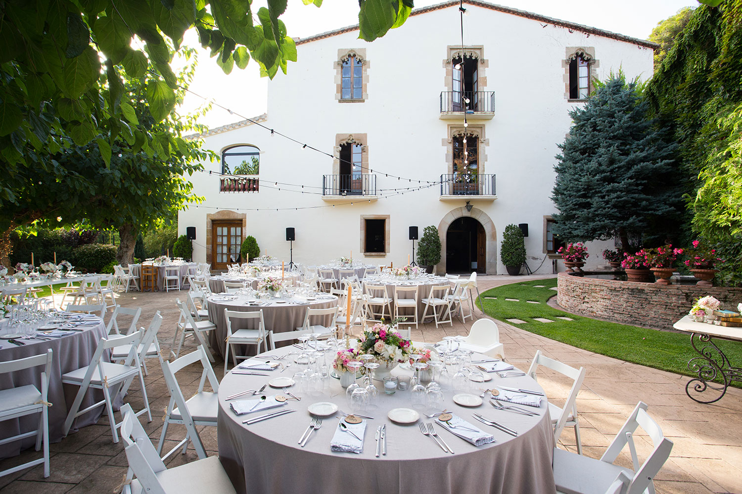 Jardín Pino en Masia Mas Coll | Espacio para Bodas en Alella - Barcelona